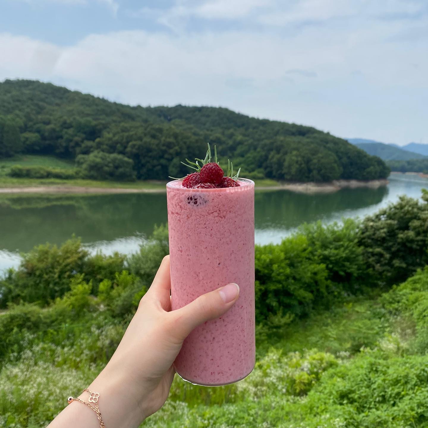 산딸기가 그대로 들어간 여름시즌 한정메뉴